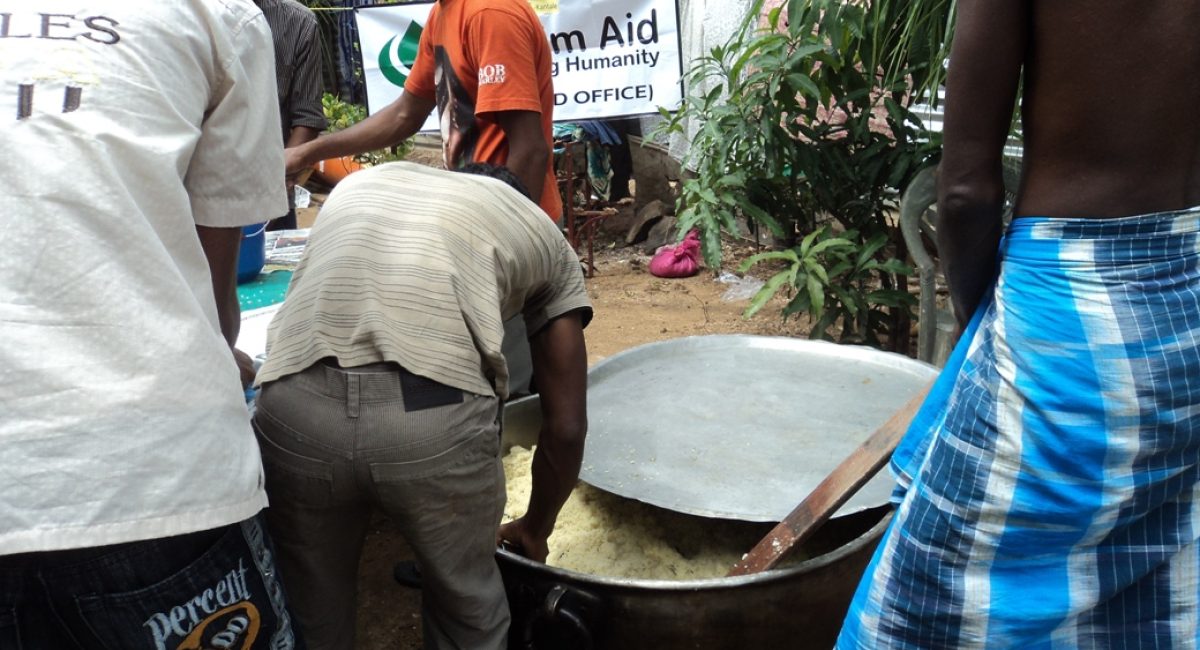 community_volunteers_preparing_food